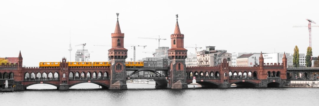 Berlin Panorama: Oberbaumbrücke mit gelber S-Bahn und dem Alex