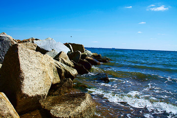 Kamienie na plaży w Polsce w mieście Gdynia.