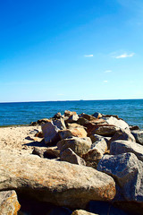 Kamienie na plaży w Polsce w Gdyni.