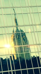 Reflexion des Empire State Building auf Fenstergläsern