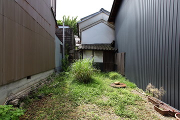 街中の空き地 © saiyan8