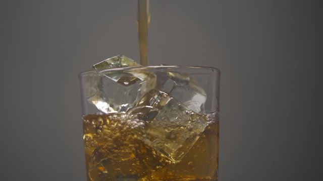 Gaseosa vertida en un vaso de vidrio
