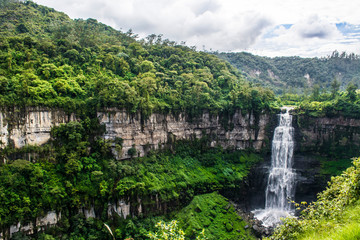 En este paisaje Colombiano podemos ver la cascada nombrado como el salto del tequendama ubicado cerca a Bogota.