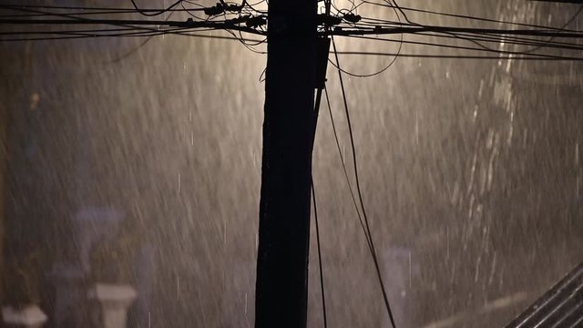 Rainstorms and strong winds are entering the village at night.