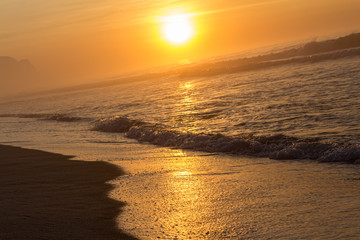 Fototapeta premium Sol sobre as ondas na areia da praia, beleza e tranquilidade