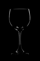Silueta de una copa de vino sobre fondo negro, foto de naturaleza muerta o steel life
