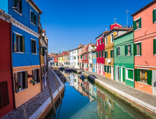 Obraz na płótnie Canvas Panoramic view of Burano channel and colorful houses, in Venice, Italy.