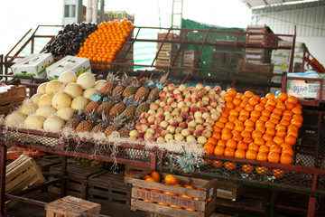 MELON, NARANJAS,PIÑA EN MERCADO