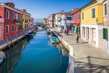 Obraz na płótnie Canvas Panoramic view of Burano channel and colorful houses, in Venice, Italy.
