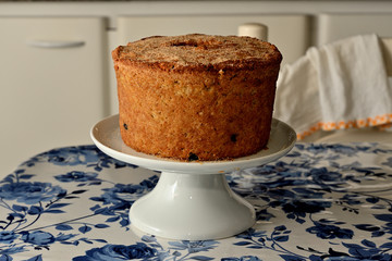 Delicioso Bolo de maçã e canela forneado em casa num bolero branco