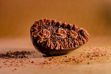 Ovo de chocolate para comer de colher, decorado com desenho de doces e brigadeiros. Para dar de...
