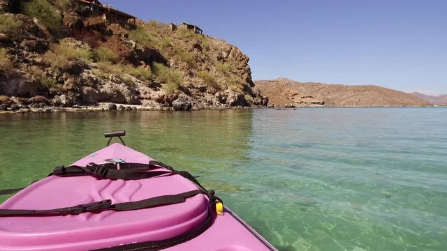 Playa con kayak