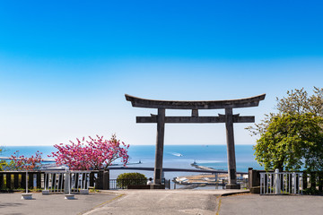 日本　海の見える神社の鳥居