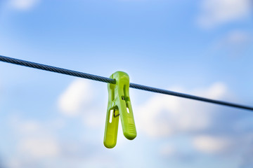 빨랫줄에 걸린 빨래집개