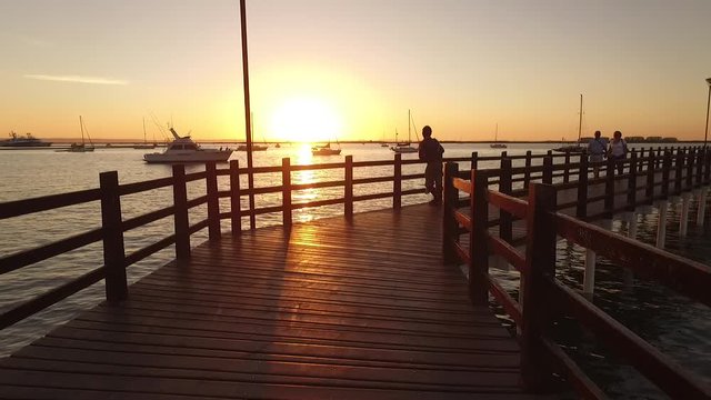 Muelle playa atardecer