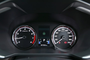 The car display screen shows environmental protection.