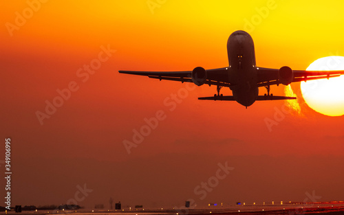 最高に美しい夕焼け空に飛行する航空機のシルエット写真 飛行機のシルエット 幸せ飛行 日本 Silhouette Photo Of An Aircraft Flying In The Most Beautiful Sunset Sky Airplane Silhouette Happy Flight Japan Wall Mural Korokichi Kun 最高に美しい夕焼け空に飛行する航空機のシルエット写真 飛行機のシルエット 幸せ飛行 日本 Silhouette Photo Of An Aircraft Flying In The Most Beautiful Sunset Sky Airplane Silhouette Happy Flight Japan Wall Mural Korokichi Kun