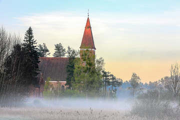 mglisty świt na Mazurach w północno-wschodniej Polsce © Janusz Lipiński