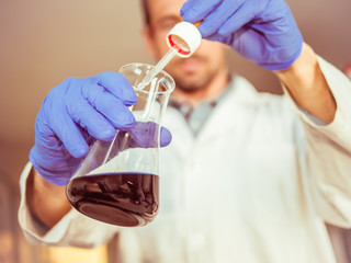 A scientist is conducting scientific research in the laboratory
