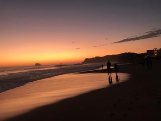 lindo atardecer en la playa 