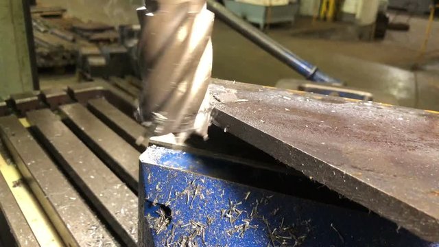 metalworking.The end milling cutter processes the part in machine hoists on a universal vertical milling machine,