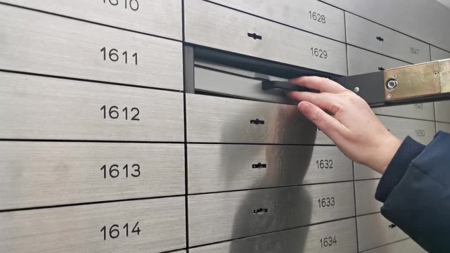 Tresorfach &ouml;ffnen in einer sicheren Tresorzelle