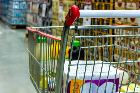 Carrinho de supermercado no corredor