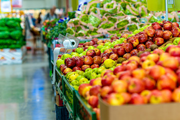 Diversas frutas na prateleira do supermercado