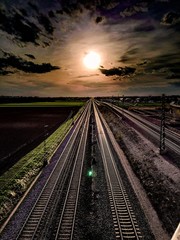 Les voies ferrées au coucher du soleil