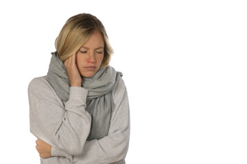 Junge Frau hat Kopfschmwerzen