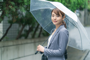 雨・傘・女性