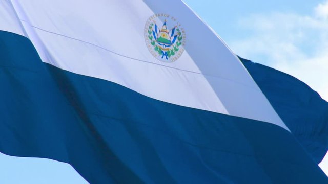 Bandera Hondeando close up dia soleado bandera de El Salvador Escudo de El Salvador en banera grande
