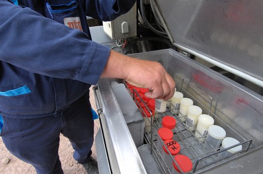 Collecte lait dans une ferme. D&eacute;pose des &eacute;chantillons dans le contener refrig&eacute;r&eacute;