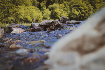 Rocas en río
