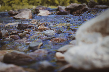 Rocas en río