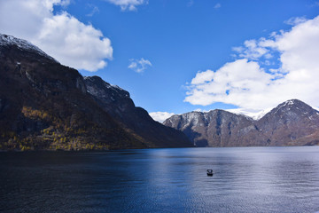 ソグネフィヨルド観光。ノルウェーのフロムからグドヴァンゲンネンへのフェリーからの眺め。Panoramic view of Sognefjord from Flam, one of the most famous fjords in Norway.