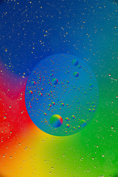 Immagine fotografica astratta di giochi d’acqua molto colorata