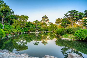 Fototapeta na wymiar 日本庭園から臨む大阪城 / Osaka castle / Japanese garden