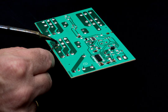 soldando placa electr&oacute;nica 