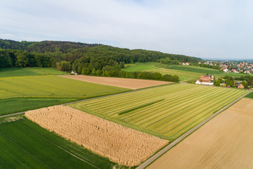 H&uuml;gelige Landschaft mit Feldern als Luftaufnahme