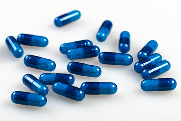 Compresse trasparenti di colore blu sparse sul tavolo