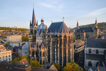 Aachener Dom und Rathaus bei Sonnenaufgang