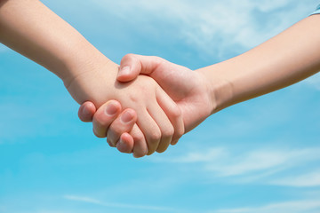 Children shaking hands　握手する子供