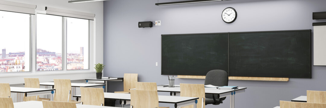 Leeres Klassenzimmer in Schule mit Tafel und Schreibtisch