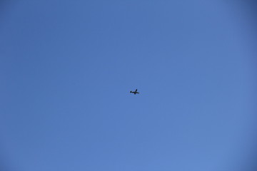 青空を軽飛行機が飛ぶ風景