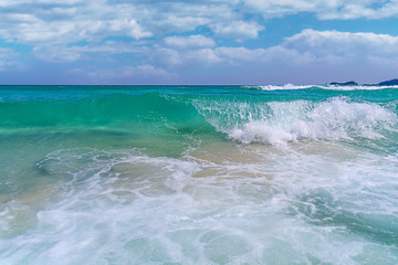Fototapeta premium Big tropical ocean wave seashore with cloudy sky background