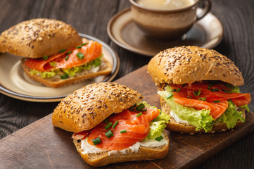 Sandwiches with salmon, lettuce and rye bread.