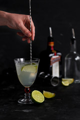 alcoholic drink with soda, lime and mint