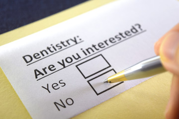 Obraz premium One person is answering question about dentistry.