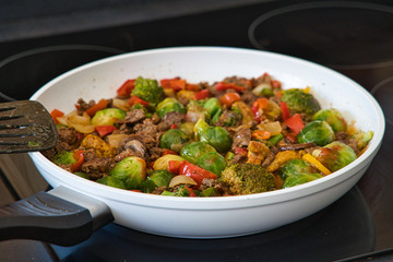 Leckere Thai Gemüsepfanne mit Hackfleisch, Rosenkohl, Paprika und Brokkoli, Low Carb, Produktbild